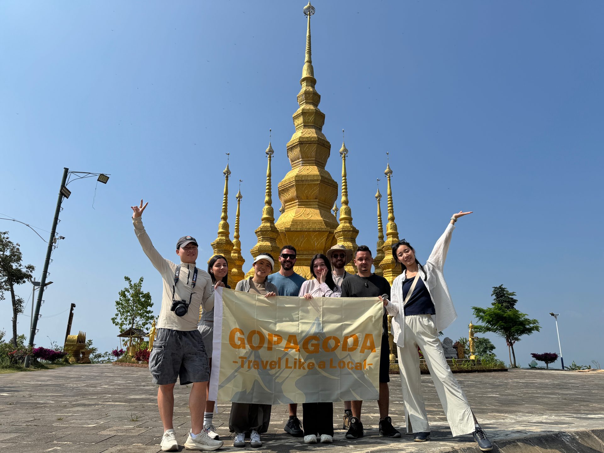 Tour group at golden temple with Gopagoda flag